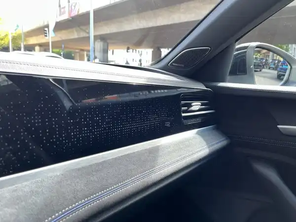 Innenaufnahme eines Fahrzeugs, zeigt ein modernes Dashboard-Design in Schwarz.