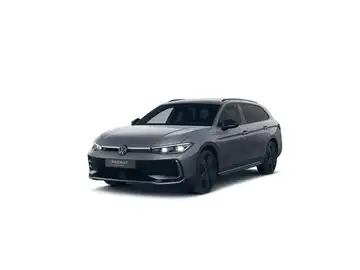 Das Bild zeigt einen grauen Volkswagen Passat von vorne.