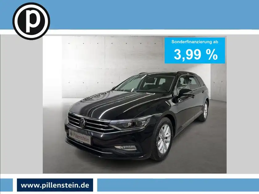 Das Bild zeigt einen schwarzen VW Passat Variant von der Seite, mit Einkaufsmöglichkeiten für Sonderfinanzierungen ab 3,99 %. Das Händlersymbol ist sichtbar.