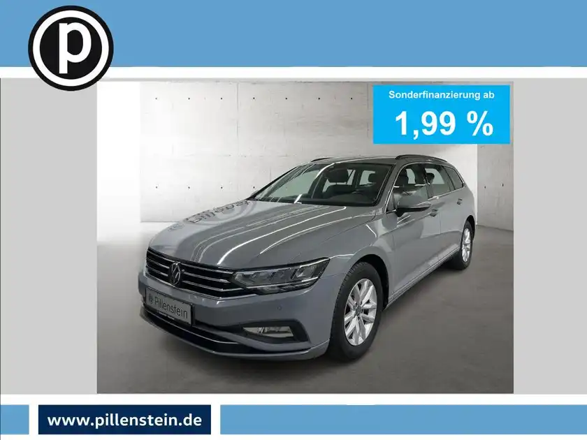 Das Bild zeigt einen VW Passat Variant von vorne in grauer Farbe. Oben rechts sind Finanzierungsdetails mit einem Zinssatz von 3,99 % eingeprägt. Das Händlerlogo ist sichtbar.