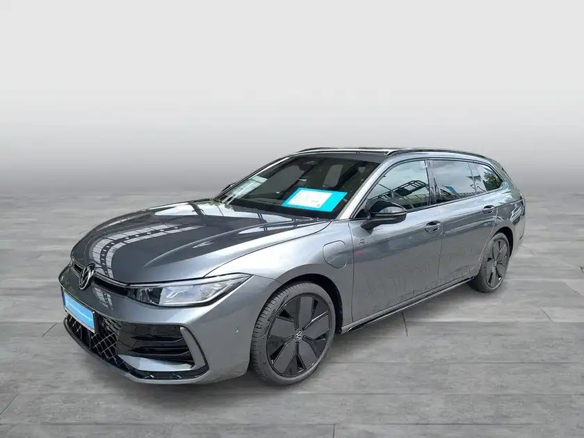 Das Bild zeigt einen grauen VW Passat Variant von der Seite. Es ist ein Fahrzeugbild, das das Logo des Händlers "Walter Schneider" und weitere Texteinblendungen enthält.