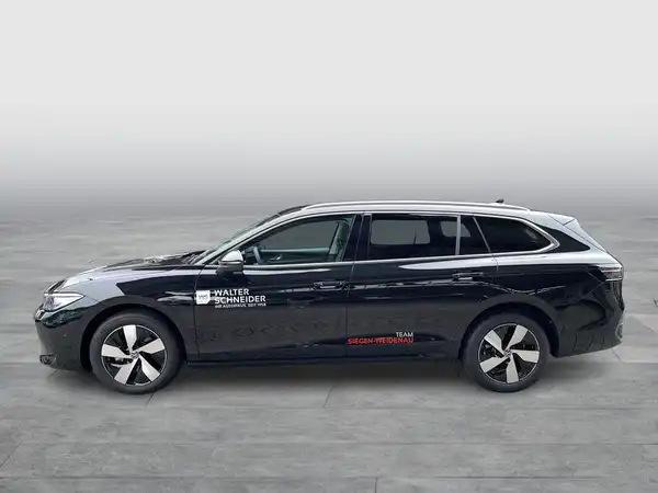 Das Bild zeigt einen schwarzen VW Passat Variant von der Seite. Auf dem Fahrzeug ist das Logo des Händlers sichtbar, und es sind markante Texteinblendungen vorhanden.