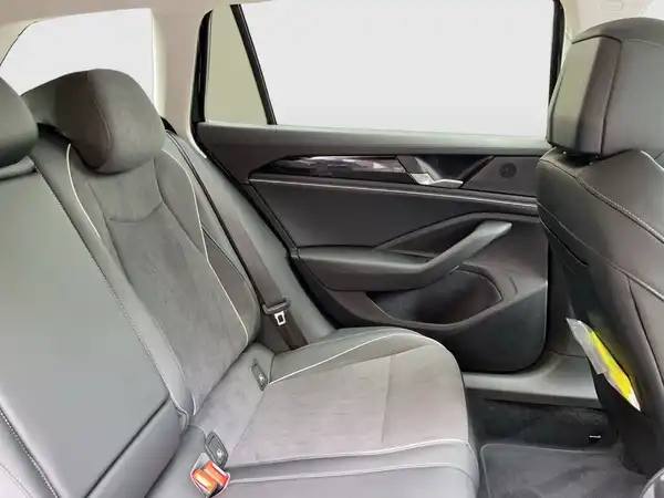 Das Bild zeigt das Innenraumdesign eines VW Passat Variant. Das Interieur ist in Schwarz gehalten.