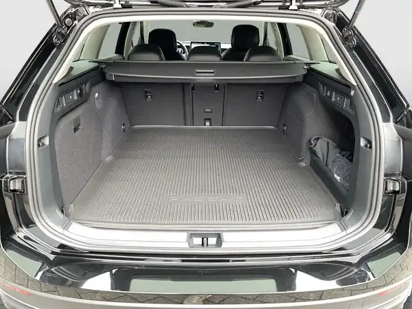 Ein Foto des Innenraums eines VW Passat Variant, das die Rücksitze zeigt.