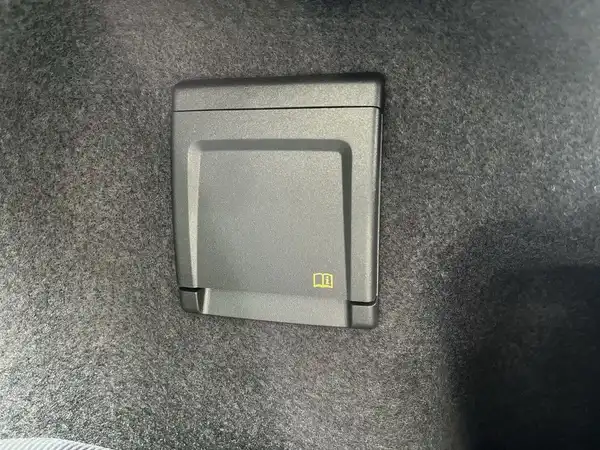 Das Bild zeigt eine Innenaufnahme des VW Passat Variant, konkret den Schalterbereich im Innenraum in schwarzer Farbe.