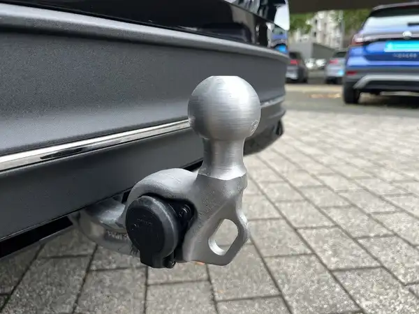 Innenaufnahme des Fahrzeugs, zeigt einen Teil des Fußraums mit einem schwarzen Element.