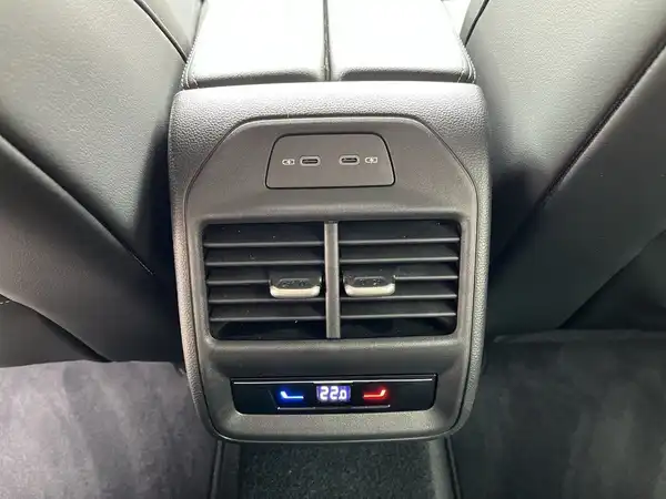 Das Bild zeigt die Anhängerkupplung eines VW Passat Variant von hinten, es handelt sich um eine Außenaufnahme des Fahrzeugs.