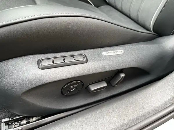 Das Bild zeigt eine Innenaufnahme des VW Passat Variant, speziell die Klimaanlage im Fond. Der Innenraum ist schwarz.