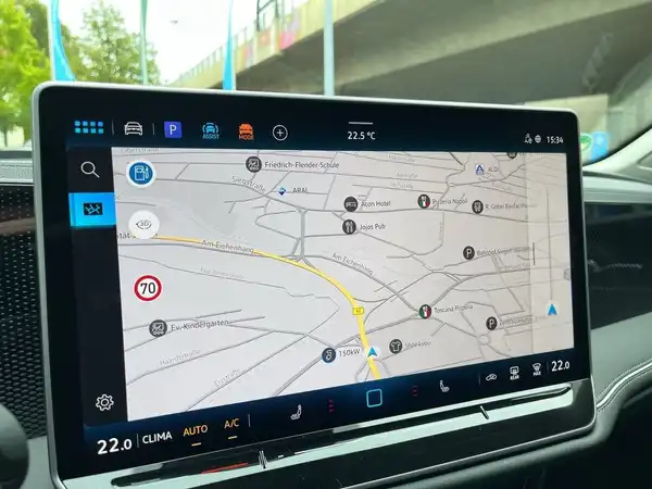 Das Bild zeigt das Innenraumdisplay eines VW Passat Variant, mit einer Rückfahrkameraansicht. Die Innenfarbe ist schwarz. Es sind Markierungen zur Unterstützung des Parkens zu sehen.