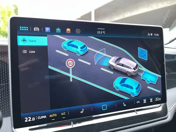 Das Bild zeigt das Innere eines VW Passat Variant mit einem großen Navigationsdisplay, das eine Straßenkarte anzeigt. Die Innenausstattung ist schwarz.