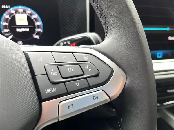 Das Bild zeigt einen Bildschirm im Fahrzeuginneren, auf dem eine Navigation oder ein Assistenzsystem dargestellt ist. Es ist eine Innenaufnahme, und der Bildschirm hat einige markante Texteinblendungen.