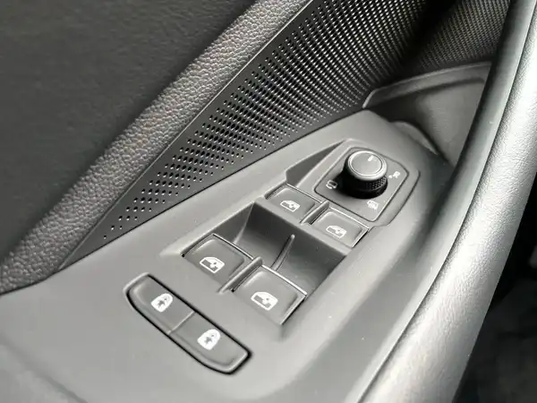 Das Bild zeigt das Innenleben eines VW Passat Variant mit einem Blick auf das Lenkrad und das digitale Cockpit. Die Innenfarbe ist schwarz.