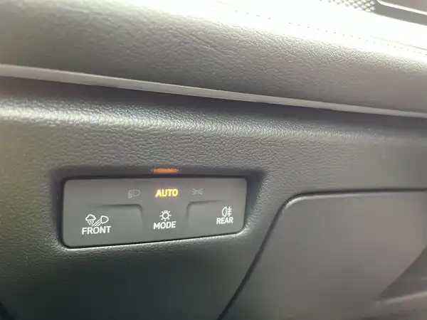 Eine Innenaufnahme des Fahrzeugs, die einen Türgriff mit Bedienelementen und Lautsprechergitter zeigt. Die Interieurfarbe ist schwarz.