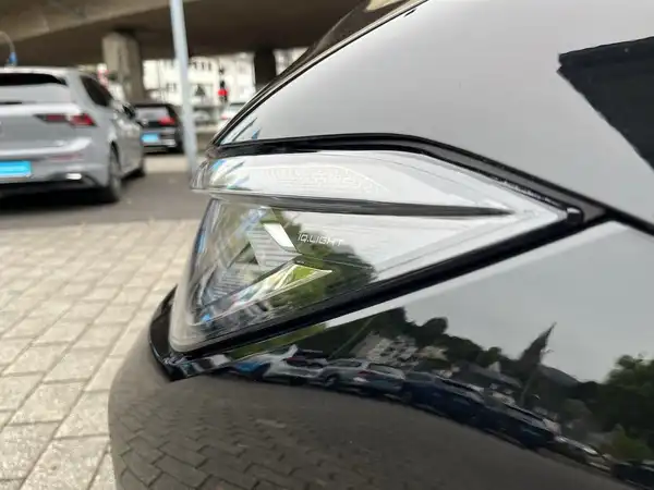 Nahaufnahme des Bedienfelds im Fahrzeuginnenraum, schwarz, Kunststoff.