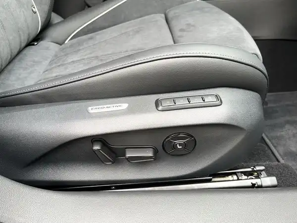 Das Bild zeigt die Frontpartie eines schwarzen VW Passat Variant mit einer Nahaufnahme des Scheinwerfers.
