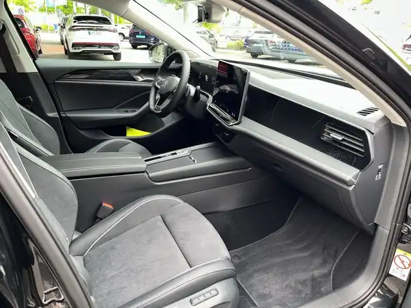 Das Bild zeigt die Innenansicht eines Fahrzeugs, genauer gesagt den Fahrersitz mit Bedienelementen.