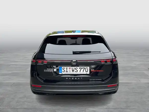 Das Bild zeigt einen schwarzen VW Passat Variant von hinten aufgenommen.