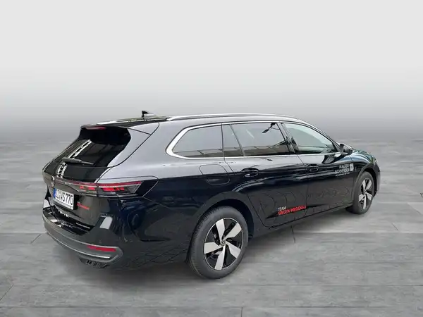 Das Bild zeigt einen VW Passat Variant in schwarzer Farbe, aufgenommen von der Seite. Es enthält markante Texteinblendungen, jedoch kein Händlerlogo.