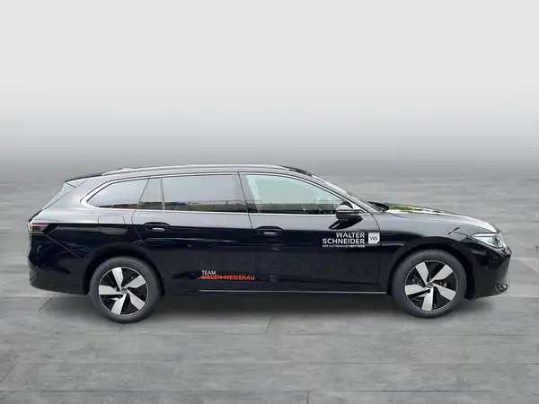 Das Bild zeigt einen VW Passat Variant von der Seite, in schwarzer Farbe, ohne sichtbares Händlerlogo und mit markanten Texteinblendungen.