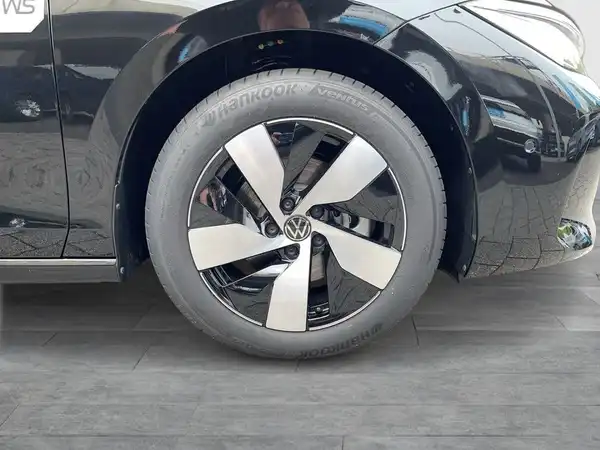 Das Bild zeigt einen VW Passat Variant von der Seite in schwarzer Farbe mit einem Händlerlogo und markanten Texteinblendungen.