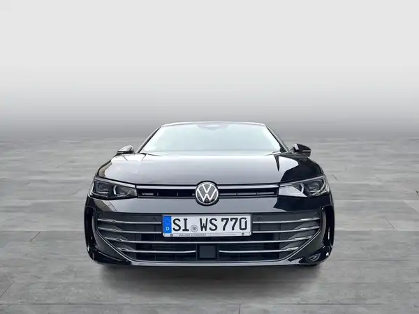 Seitenansicht eines schwarzen VW Passat Variant, das Bild zeigt das Rad und die Fahrzeugseite.