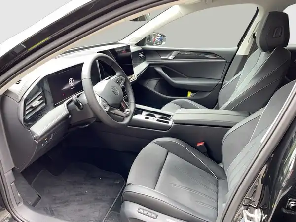 Das Bild zeigt einen schwarzen VW Passat Variant, aufgenommen von vorne.