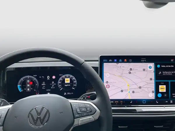 Das Bild zeigt den Innenraum eines schwarzen VW Passat Variant mit modernen Sitzen und Armaturen.