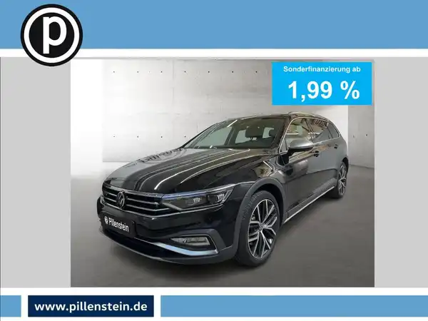 Das Bild zeigt einen schwarzen VW Passat Alltrack von vorne. Es enthält ein Händlersymbol und markante Texteinblendungen zur Sonderfinanzierung.