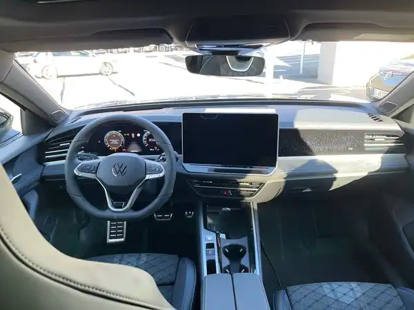 VW PASSAT (11/18)