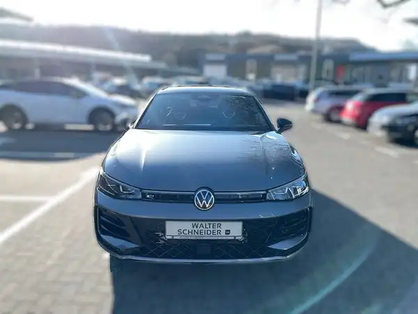 VW PASSAT (8/18)