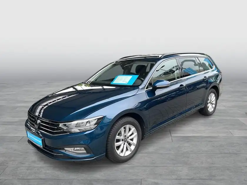 Das Bild zeigt einen blauen VW Passat Variant von der Seite. Im Bild sind markante Texteinblendungen zu sehen. Es handelt sich um ein Fahrzeugbild.