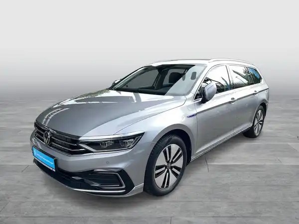 Das Bild zeigt einen silbernen VW Passat Variant von der Seite. Auf dem Foto ist das Händlerlogo 'Walter Schneider' und ein Werbetext zu sehen.