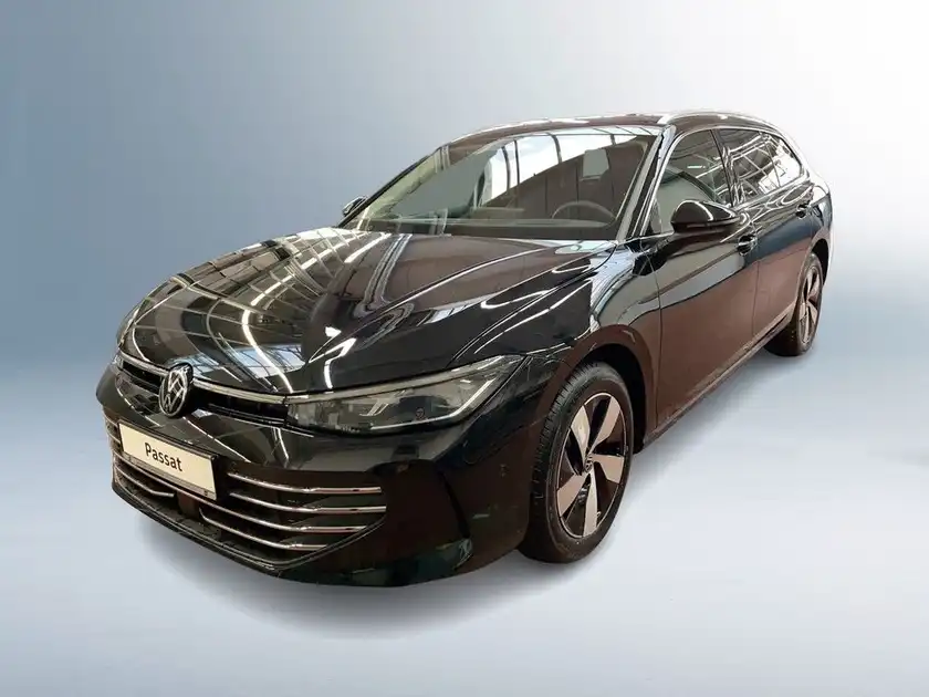 Das Bild zeigt einen schwarzen VW PASSAT von der Seite. Es enthält das Händlerlogo und den Text 'Sofort verfügbar'.