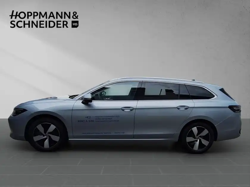 Seitenansicht eines VW Passat in blauer Farbe, mit Händlerlogo und Texteinblendungen.