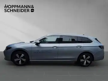 Seitenansicht eines VW Passat in blauer Farbe, mit Händlerlogo und Texteinblendungen.