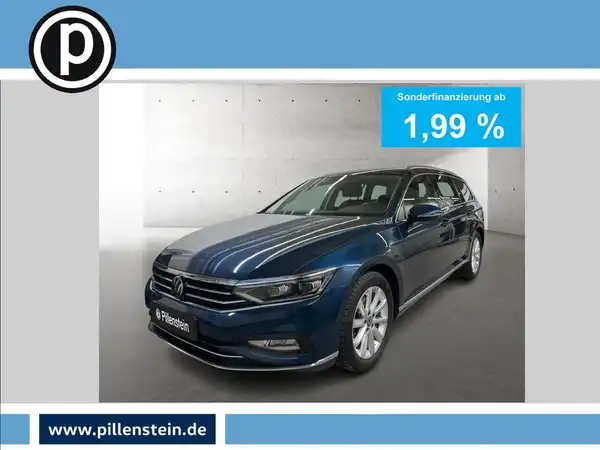 Das Bild zeigt einen blauen VW Passat Variant von der Seite, mit einem Händlerlogo und einer Texteinblendung für Sonderfinanzierung.