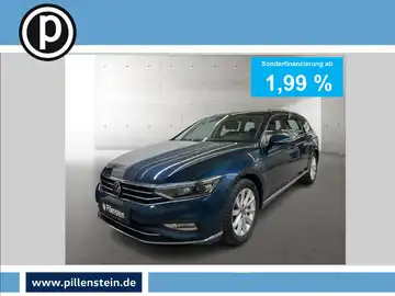 Das Bild zeigt einen blauen VW Passat Variant von der Seite, mit einem Händlerlogo und einer Texteinblendung für Sonderfinanzierung.