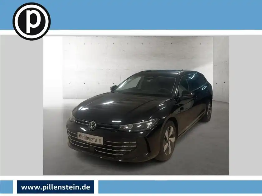 Das Bild zeigt einen schwarzen VW PASSAT von vorne mit einem Händlerlogo in der oberen linken Ecke.