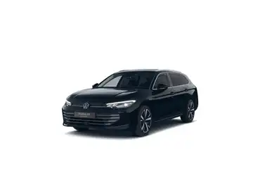 Das Bild zeigt einen schwarzen VW Passat von vorne.