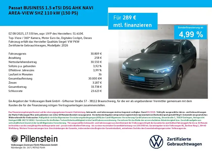 Das Bild zeigt einen grauen VW Passat aus der Frontalansicht. Es handelt sich um eine Anzeige mit Finanzierungsdetails, die Informationen über Preise und Angebote enthält. Ein Händlerlogo ist eingeblendet.