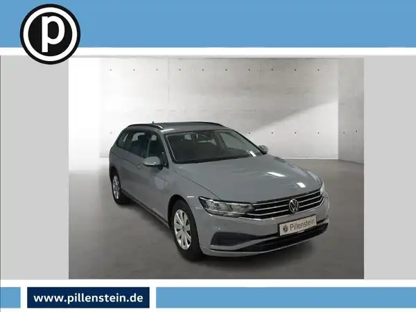 Das Bild zeigt einen silbernen VW Passat Variant aus seitlicher Perspektive in einem Studio mit Händlerlogo.