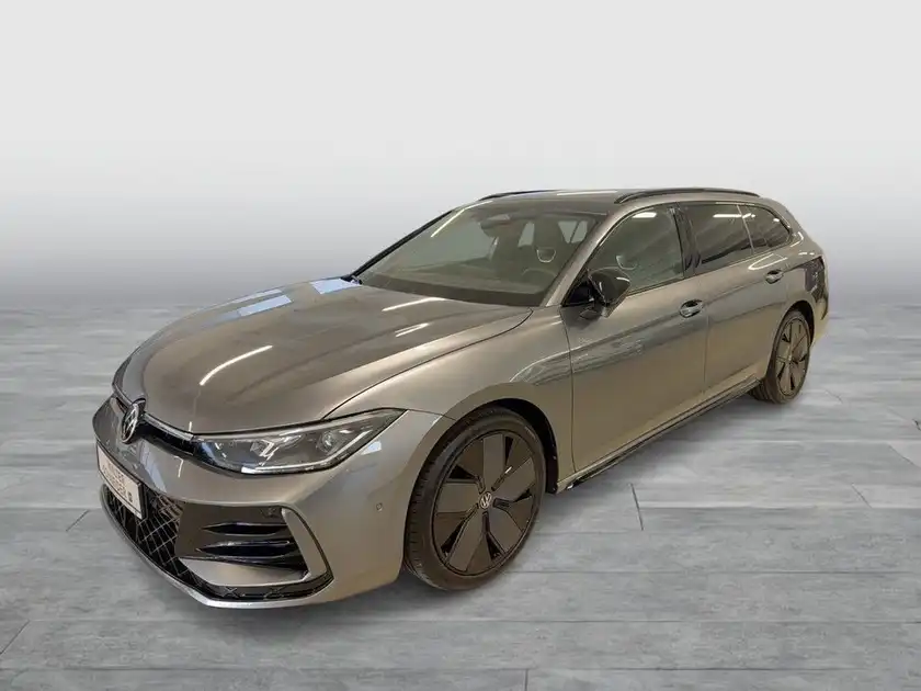 Das Bild zeigt einen silbernen VW Passat Variant von der Seite, auf einem neutralen Hintergrund.