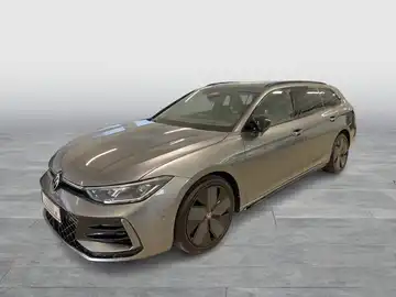 Das Bild zeigt einen silbernen VW Passat Variant von der Seite, auf einem neutralen Hintergrund.