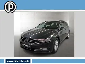 Das Bild zeigt einen schwarzen VW Passat Variant, aufgenommen von vorne. Es enthält ein Händlerdepot mit Logo und Markentext.