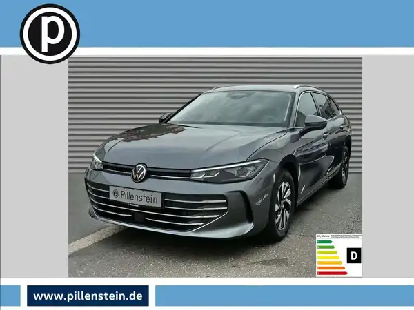 Das Bild zeigt einen grauen VW Passat Variant von vorne. Das Händlersymbol ist sichtbar und es gibt markante Texteinblendungen.