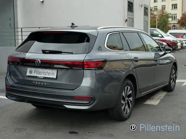 Das Bild zeigt einen VW Passat Variant von hinten in grauer Farbe, mit einem Händlerschild von Pillenstein.