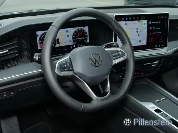 Das Bild zeigt das Interieur eines VW Passat Variant mit einem schwarzen Innenraum und modernem Armaturenbrett.