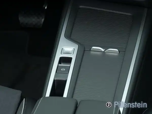 Das Bild zeigt den Innenraum eines VW Passat Variant mit schwarzem Interieur. Es ist eine Nahaufnahme des zentralen Armaturenbereichs mit Bedientasten.