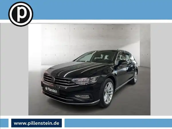 Das Bild zeigt einen VW Passat Variant in schwarzer Farbe, von der Seite aufgenommen, mit einem scheinbaren Händlerlogo und markanten Texteinblendungen.