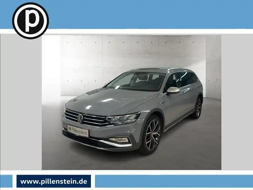 Das Bild zeigt einen grauen VW Passat Variant von vorne. Das Händlerlogo ist eingeblendet und es gibt markante Texteinblendungen.
